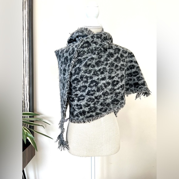 Maurice’s Gray Cheetah Print Scarf - Picture 4 of 9